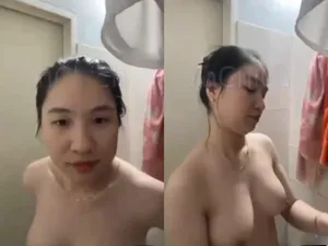 Gái vú ngon, vừa call với bồ vừa tắm