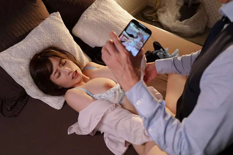 Tiền bối chuốc thuốc em thư ký bắt trả bài cả đêm khi đi làm ăn xa